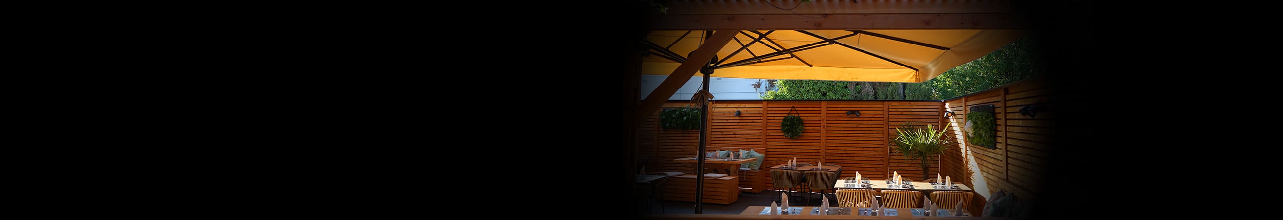 Une terrasse ombragée-En été, il sera agréable de prendre ses repas <br class='no-display-smartphone'/> et de profiter de la terrasse